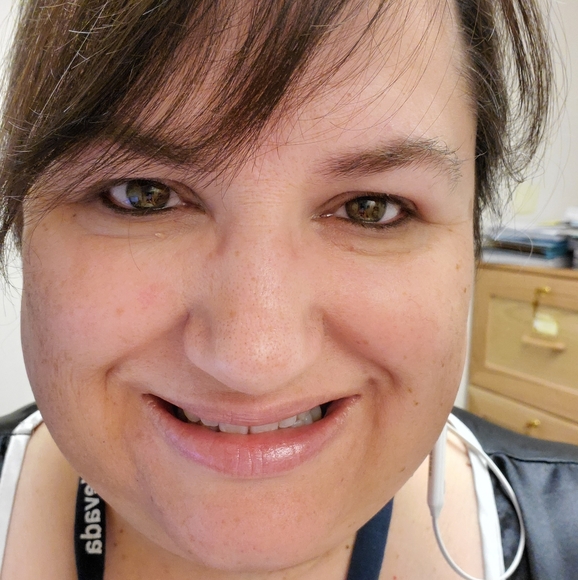 Meet your Posher, Julie - Picture 2 of 2